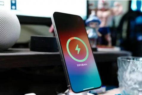 横栏镇苹果15换屏服务分享用什么充电器给iPhone15充电更好 